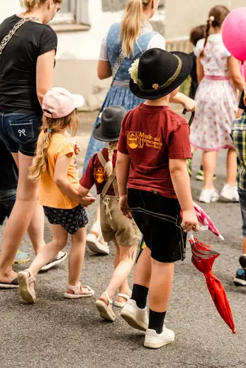 Schmalzlerfest Perlesreut 2024 Montag: Kinderzug, Tag der Betriebe, Schwaiger Buam Foto 2400655